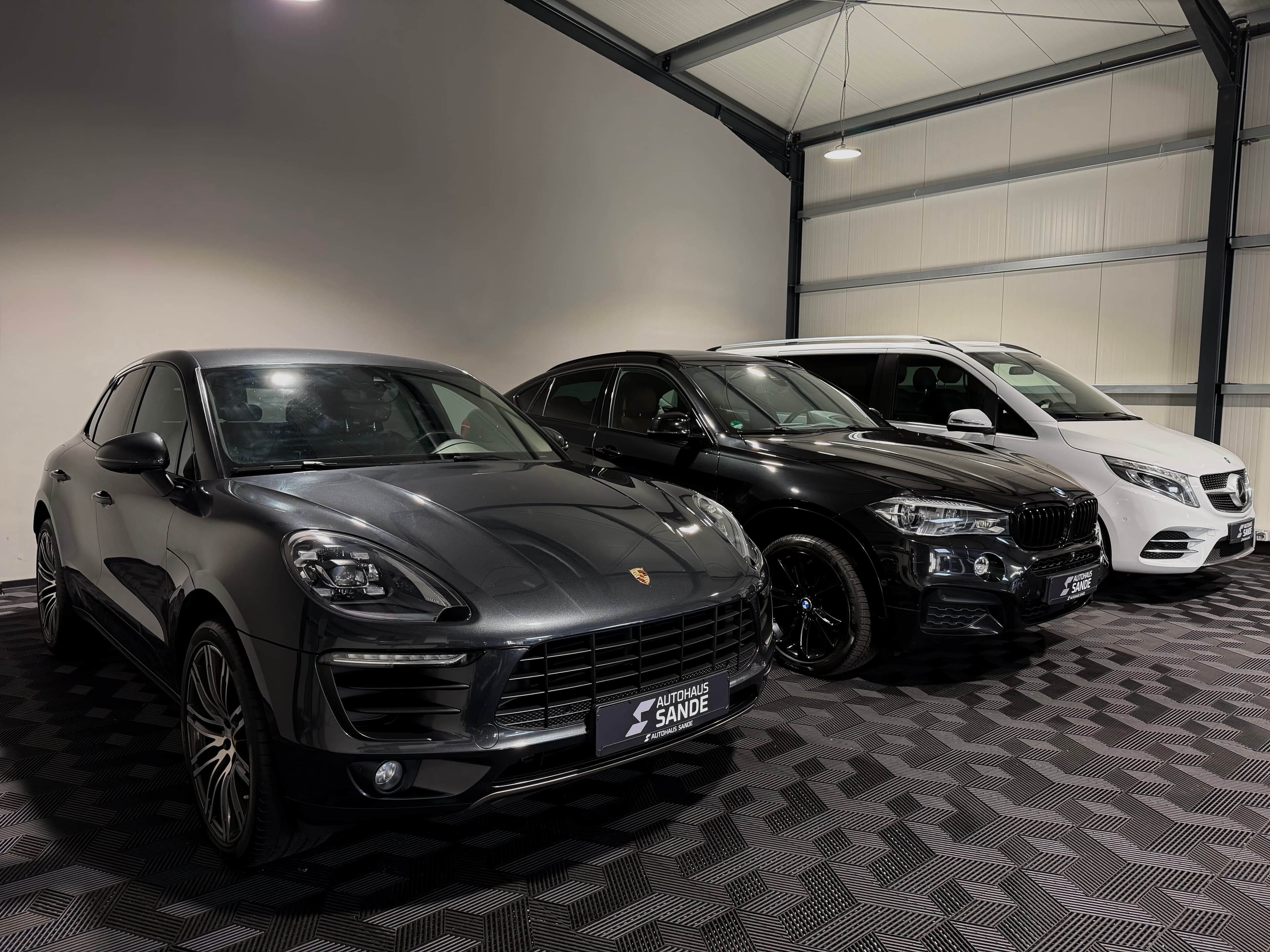 Innenansicht - Autohaus Sande – Fahrzeugpräsentation im Showroom